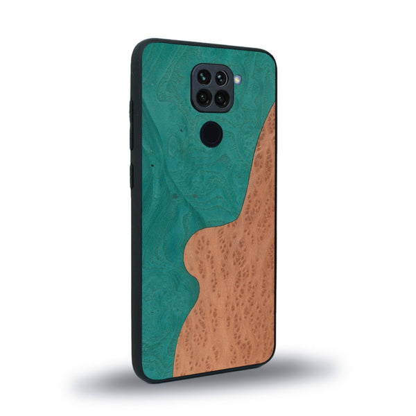 Coque de protection en bois véritable fabriquée en France pour Xiaomi Redmi Note 9 alliant plusieurs essences de bois pour représenter une plage paradisiaque