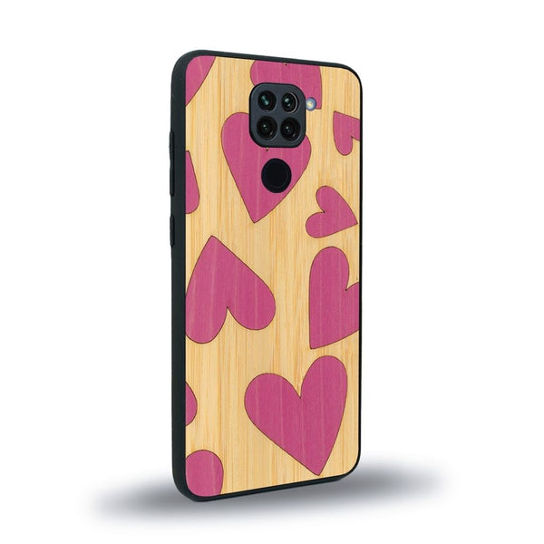 Coque de protection en bois véritable fabriquée en France pour Xiaomi Redmi Note 9 alliant plusieurs essences de bois pour représenter des coeurs pour les amoureux