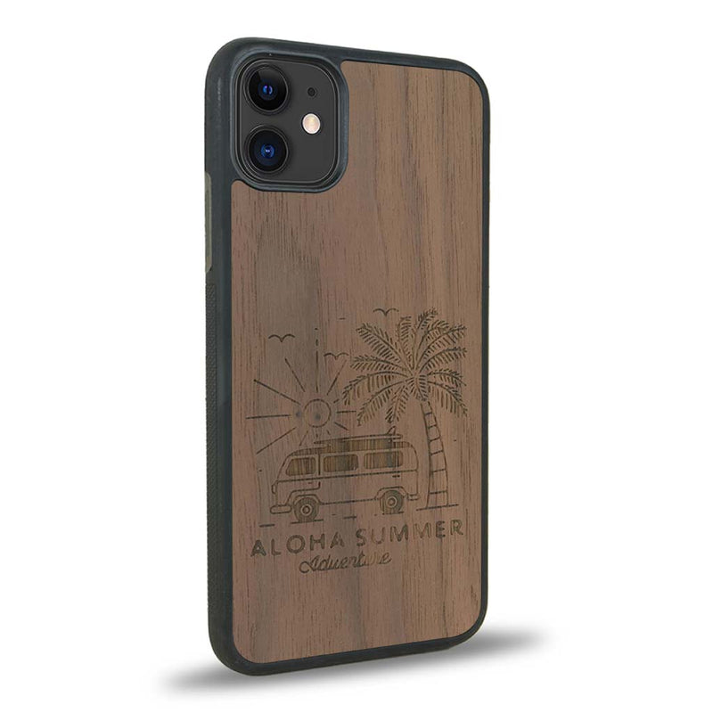 Coque de protection en bois véritable fabriquée en France pour iPhone 11 sur le thème de la plage, de l'été et vanlife.