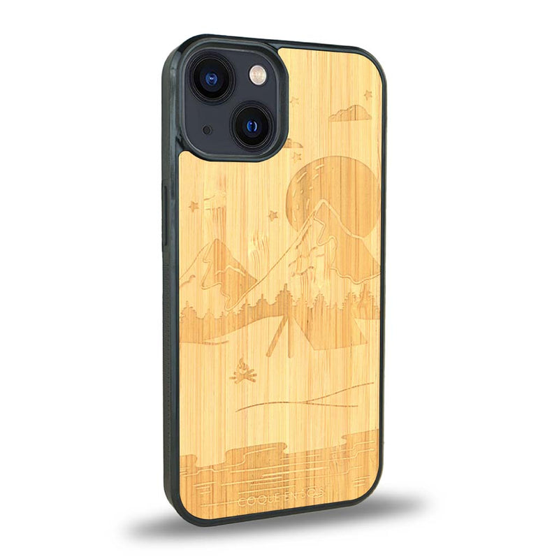 Coque de protection en bois véritable fabriquée en France pour iPhone 15 sur le thème du camping en pleine nature représentant une tente avec un feu de camp entouré de montagnes