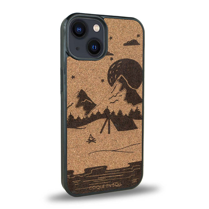 Coque de protection en bois véritable fabriquée en France pour iPhone 15 sur le thème du camping en pleine nature représentant une tente avec un feu de camp entouré de montagnes