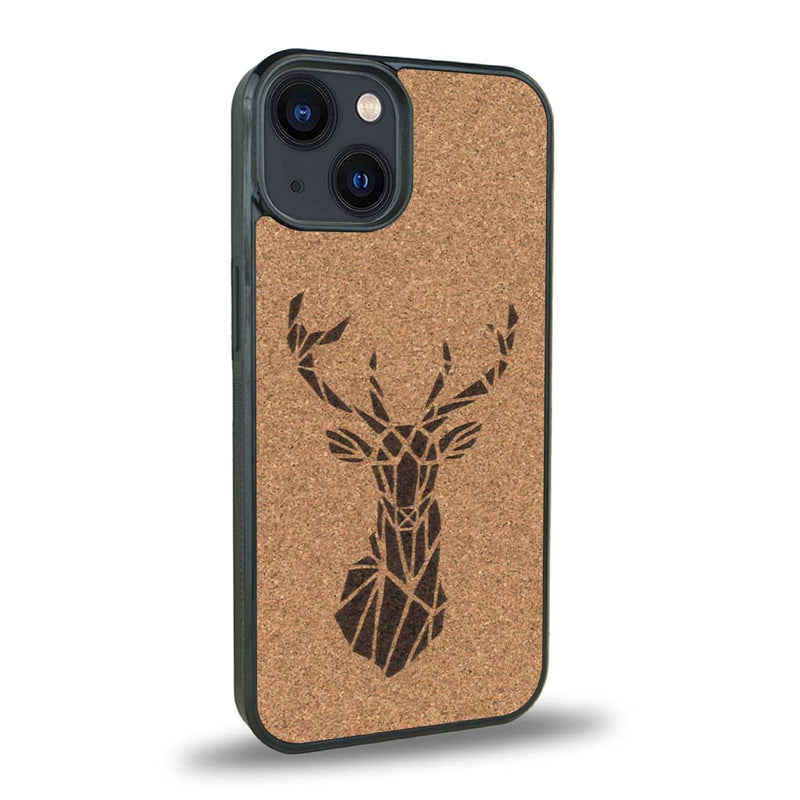 Coque de protection en bois véritable fabriquée en France pour iPhone 15 sur le thème de la nature et des animaux représentant une tête de cerf gométrique avec un design moderne et minimaliste