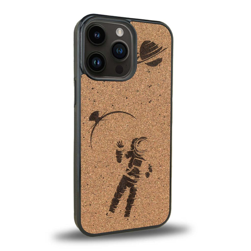 Coque de protection en bois véritable fabriquée en France pour iPhone 15 Pro sur le thème des astronautes