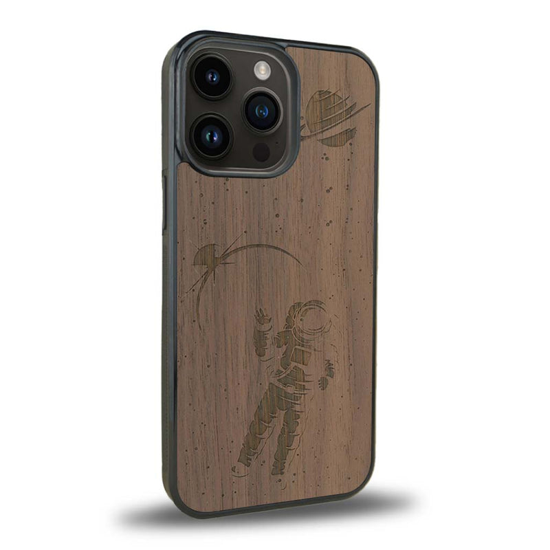 Coque de protection en bois véritable fabriquée en France pour iPhone 15 Pro sur le thème des astronautes