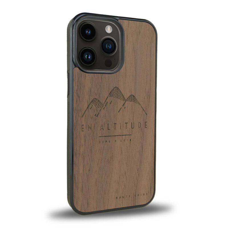 Coque de protection en bois véritable fabriquée en France pour iPhone 15 Pro Max représentant des montagnes, sur le thème de la randonnée en pleine nature et du trail