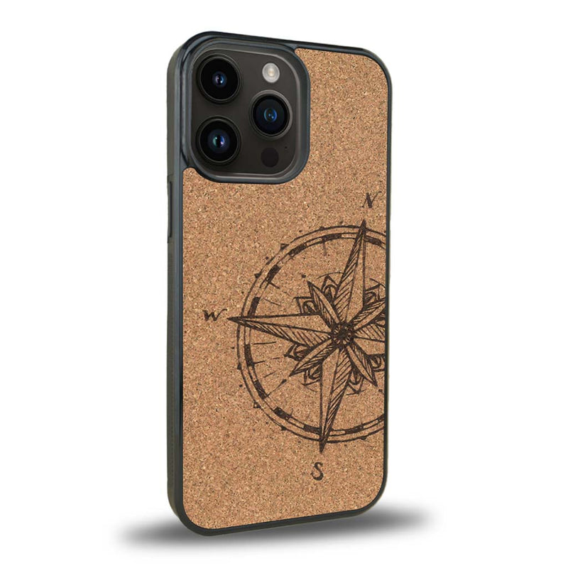 Coque de protection en bois véritable fabriquée en France pour iPhone 15 Pro Max avec une gravure "rose des vents" sur le thème nautique et de l'océan qui s'inspire des boussoles de pirate