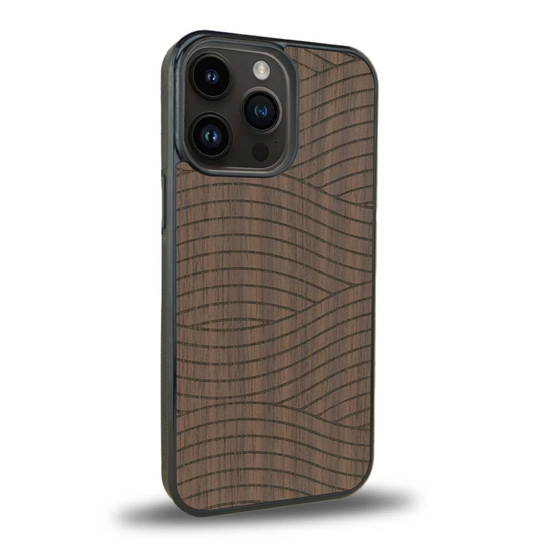 Coque de protection en bois véritable fabriquée en France pour iPhone 15 Pro Max avec un motif moderne et minimaliste sur le thème waves et wavy représentant les vagues de l'océan