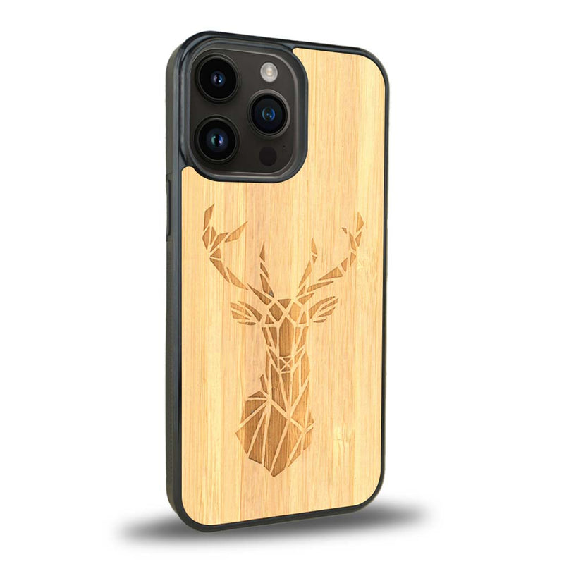 Coque de protection en bois véritable fabriquée en France pour iPhone 15 Pro Max sur le thème de la nature et des animaux représentant une tête de cerf gométrique avec un design moderne et minimaliste