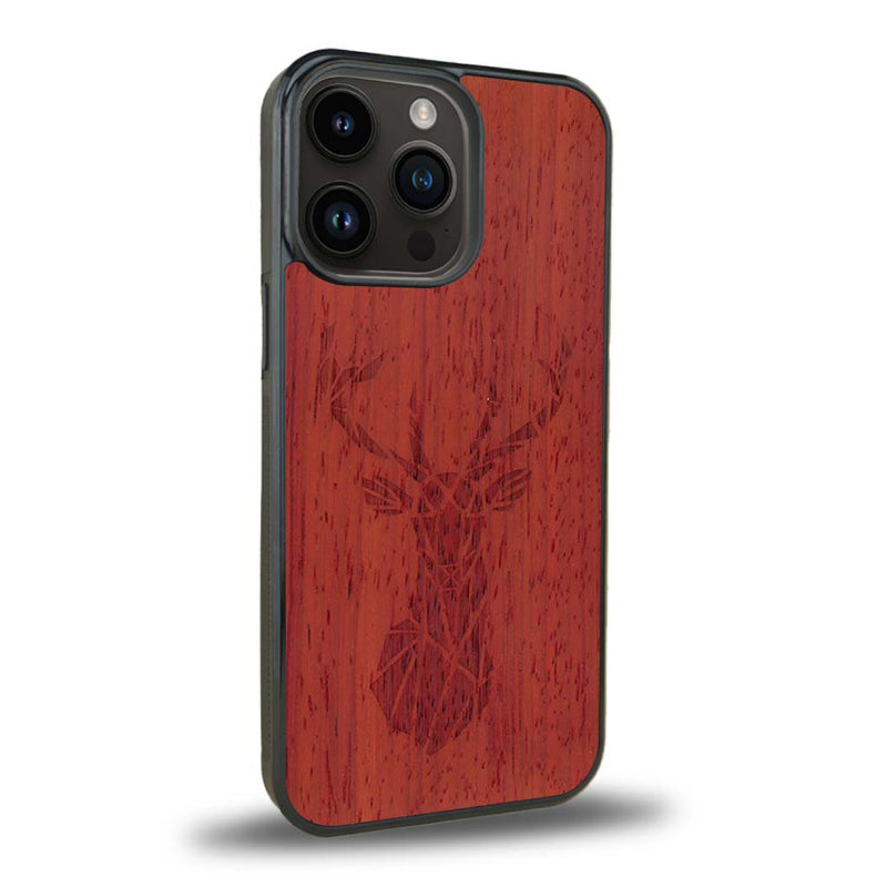 Coque de protection en bois véritable fabriquée en France pour iPhone 15 Pro Max sur le thème de la nature et des animaux représentant une tête de cerf gométrique avec un design moderne et minimaliste