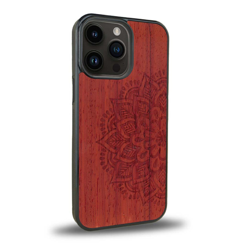 Coque de protection en bois véritable fabriquée en France pour iPhone 15 Pro Max sur le thème de la bohème et du tatouage au henné avec une gravure représentant un mandala