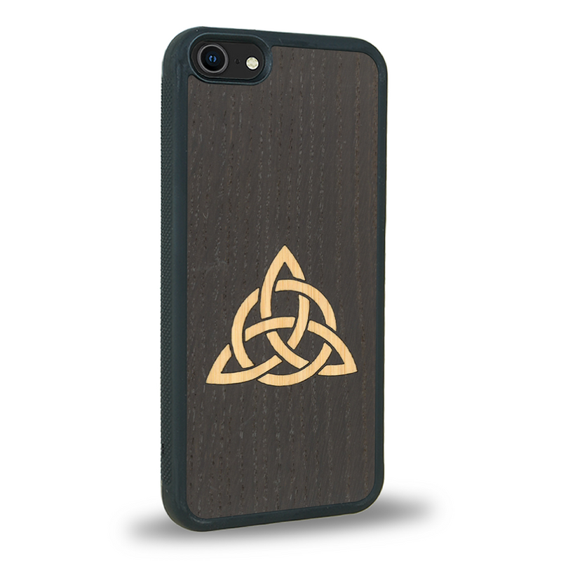 Coque de protection en bois véritable fabriquée en France pour iPhone 5 / 5s alliant du chêne fumé et du bambou représentant une triquetra