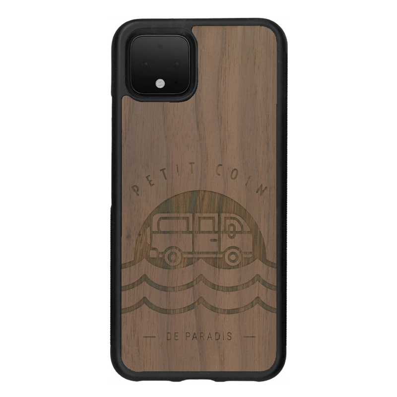 Coque de protection en bois véritable fabriquée en France pour Google Pixel 4 sur le thème des voyages en vans, vanlife et chill avec une gravure représentant un van vw combi devant le soleil couchant sur une plage avec des vagues