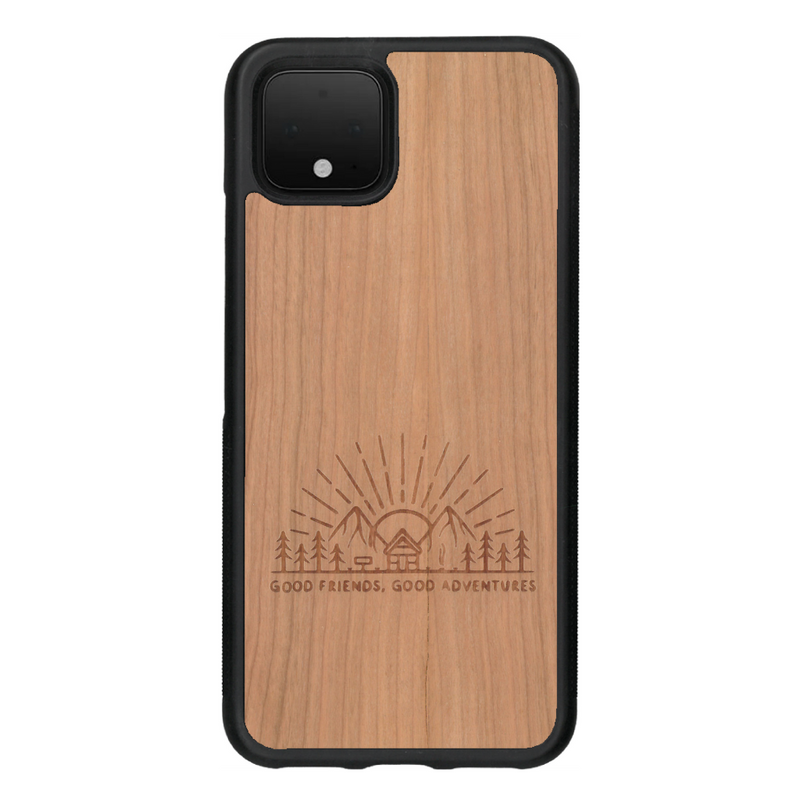 Coque de protection en bois véritable fabriquée en France pour Google Pixel 4 sur le thème chill et nature avec un motif représentant un levé de soleil sur un paysage de montagne avec des sapins et un chalet et la phrase "Good friends, good adventure"