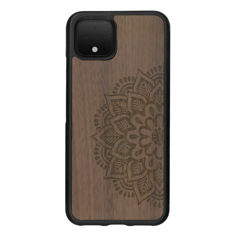 Coque de protection en bois véritable fabriquée en France pour Google Pixel 4 sur le thème chill et nature avec un motif représentant un levé de soleil sur un paysage de montagne avec des sapins et un chalet et la phrase "Good friends, good adventure"