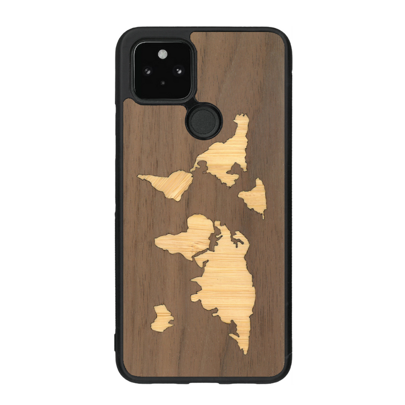 Coque de protection en bois véritable fabriquée en France pour Google Pixel 4A alliant du bambou et du noyer sur le thème du voyage et de l'aventure représentant une mappemonde