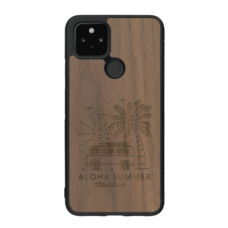 Coque de protection en bois véritable fabriquée en France pour Google Pixel 5 sur le thème de la plage, de l'été et vanlife.