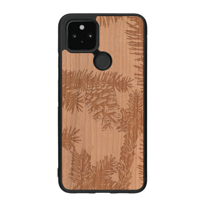 Coque de protection en bois véritable fabriquée en France pour Google Pixel 5 sur le thème de la nature des arbres avec un motif de gravure représentant des épines de sapin et des pommes de pin