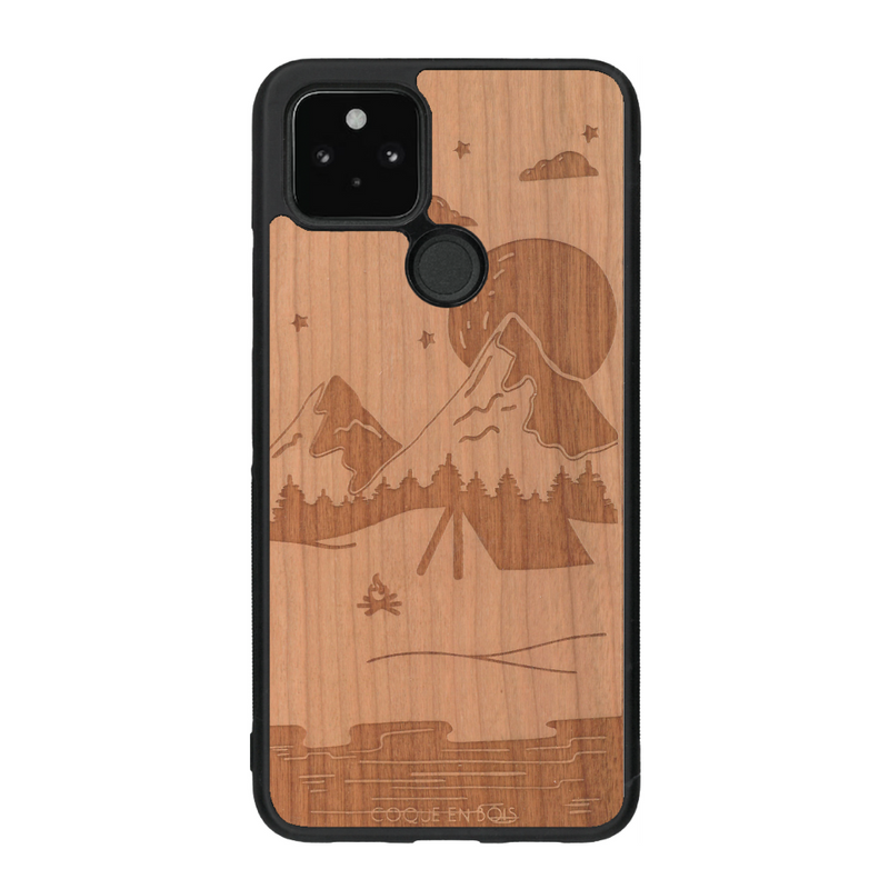 Coque de protection en bois véritable fabriquée en France pour Google Pixel 5a sur le thème du camping en pleine nature représentant une tente avec un feu de camp entouré de montagnes