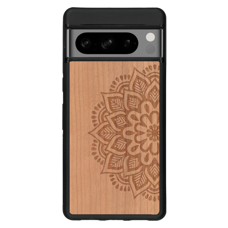 Coque de protection en bois véritable fabriquée en France pour Google Pixel 6 sur le thème de la bohème et du tatouage au henné avec une gravure représentant un mandala