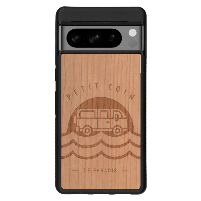 Coque de protection en bois véritable fabriquée en France pour Google Pixel 6 sur le thème des voyages en vans, vanlife et chill avec une gravure représentant un van vw combi devant le soleil couchant sur une plage avec des vagues