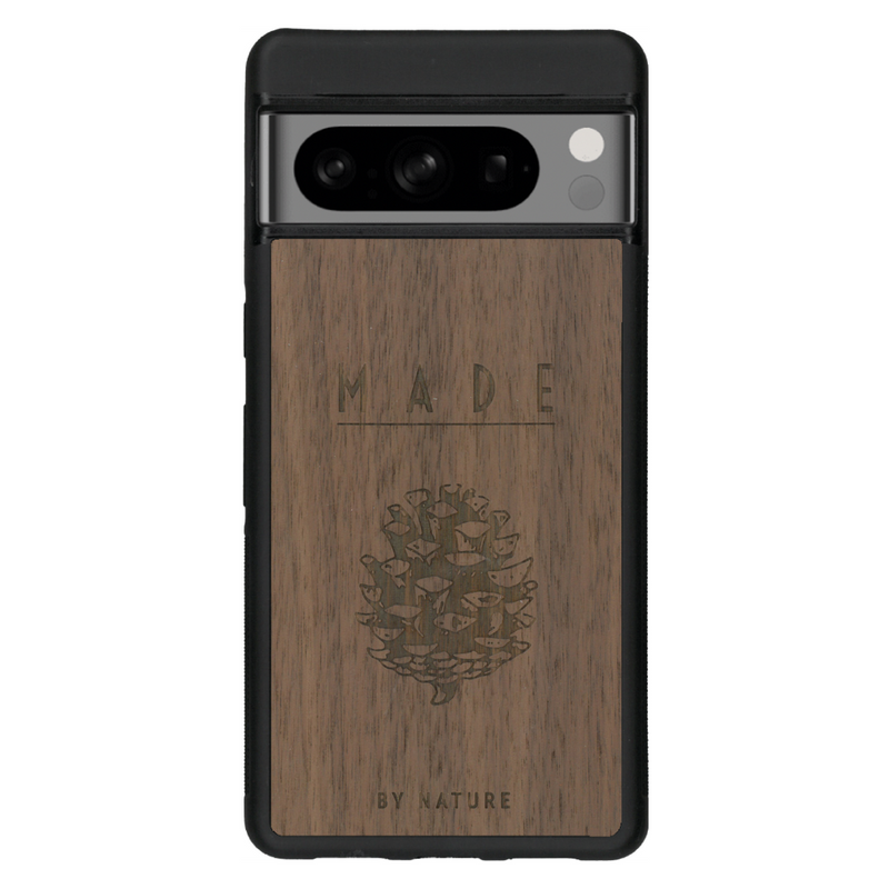 Coque de protection en bois véritable fabriquée en France pour Google Pixel 6 sur le thème de la nature et des arbres avec une gravure représentant une pomme de pin et la phrase "made by nature"