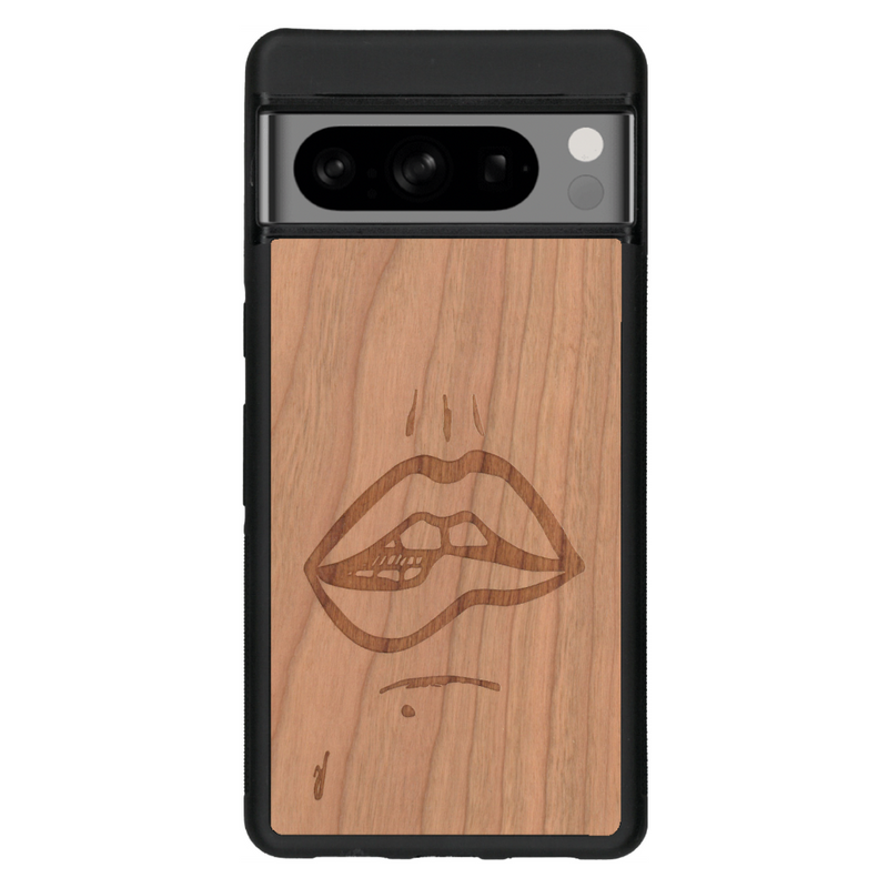 Coque de protection en bois véritable fabriquée en France pour Google Pixel 6 représentant de manière minimaliste une bouche de féminine se mordant le coin de la lèvre de manière sensuelle dessinée à la main par l'artiste Maud Dabs