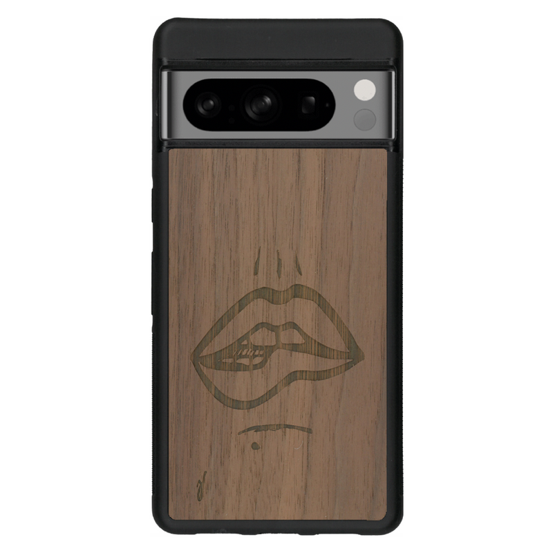 Coque de protection en bois véritable fabriquée en France pour Google Pixel 6 représentant de manière minimaliste une bouche de féminine se mordant le coin de la lèvre de manière sensuelle dessinée à la main par l'artiste Maud Dabs