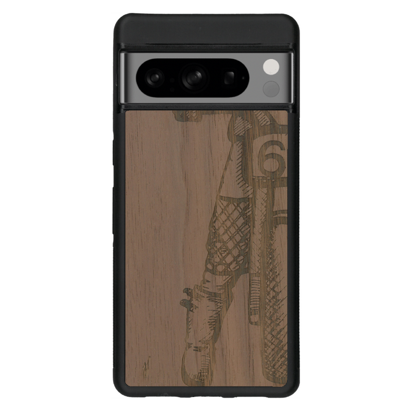 Coque de protection en bois véritable fabriquée en France pour Google Pixel 6a représentant une vue de face d'une femme sur une moto vintage dessinée à la main par l'artiste Maud Dabs