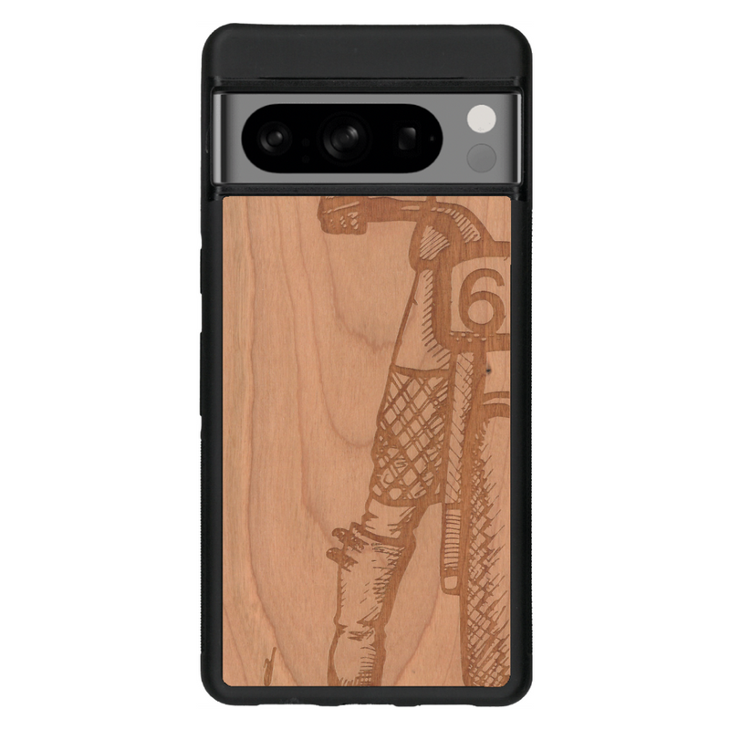 Coque de protection en bois véritable fabriquée en France pour Google Pixel 7 représentant une vue de face d'une femme sur une moto vintage dessinée à la main par l'artiste Maud Dabs