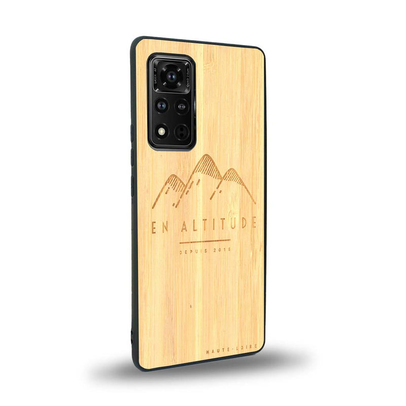 Coque de protection en bois véritable fabriquée en France pour Honor V40 représentant des montagnes, sur le thème de la randonnée en pleine nature et du trail