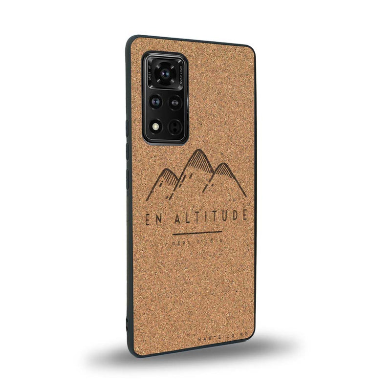 Coque de protection en bois véritable fabriquée en France pour Honor V40 représentant des montagnes, sur le thème de la randonnée en pleine nature et du trail