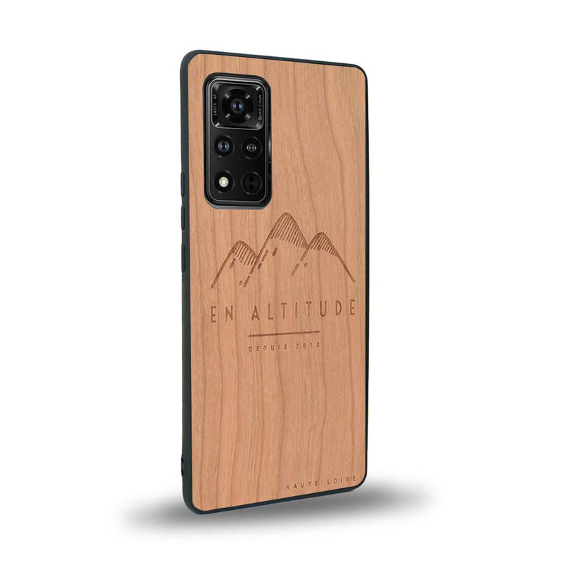 Coque de protection en bois véritable fabriquée en France pour Honor V40 représentant des montagnes, sur le thème de la randonnée en pleine nature et du trail