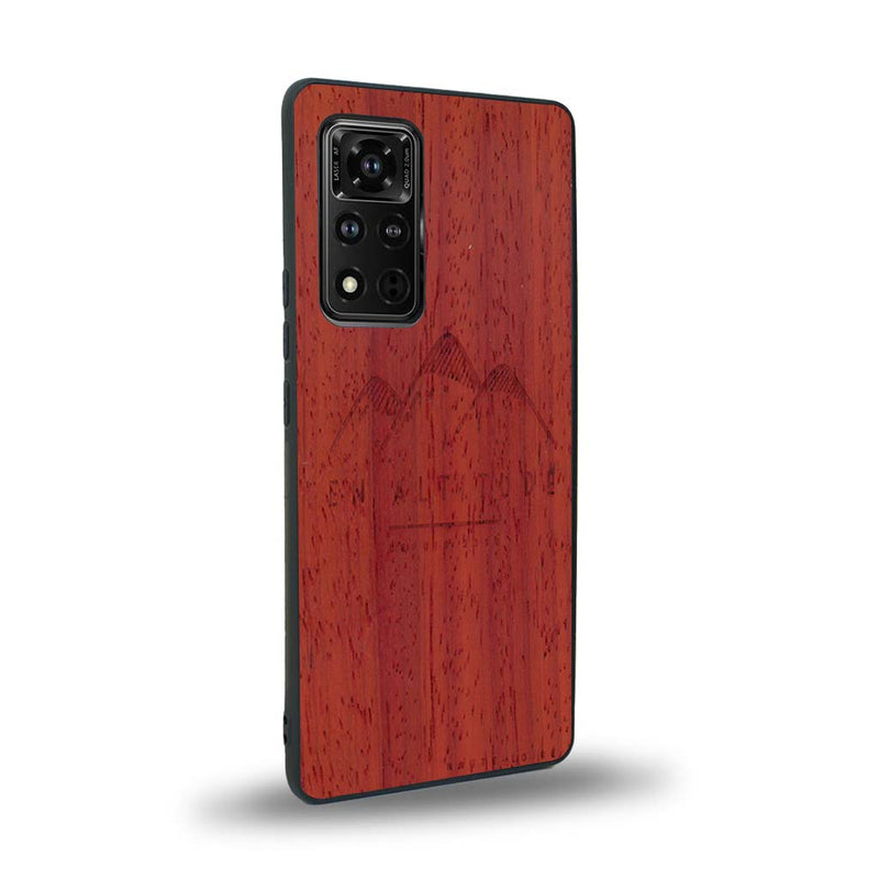 Coque de protection en bois véritable fabriquée en France pour Honor V40 représentant des montagnes, sur le thème de la randonnée en pleine nature et du trail