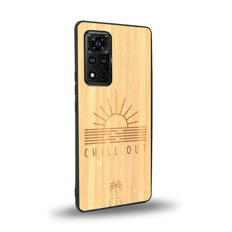 Coque de protection en bois véritable fabriquée en France pour Honor V40 sur le thème chill avec un motif représentant un couché de soleil sur l'océan et la phrase "Chill out"