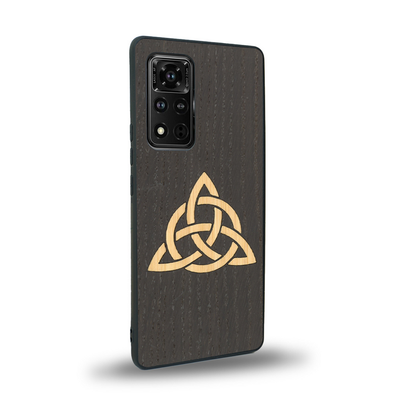 Coque de protection en bois véritable fabriquée en France pour Honor V40 alliant du chêne fumé et du bambou représentant une triquetra