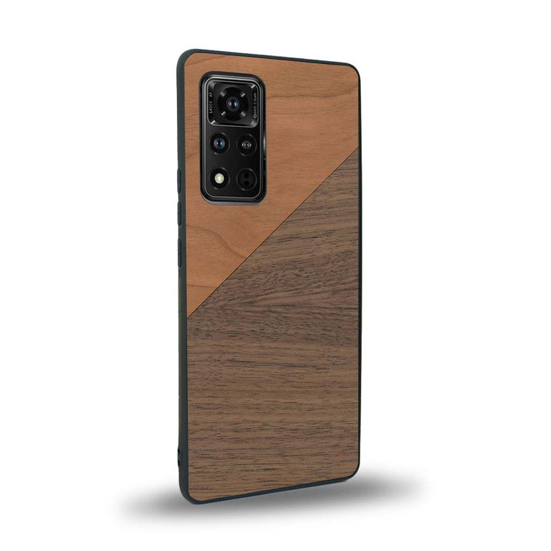 Coque de protection en bois véritable fabriquée en France pour Honor V40 alliant du merisier et du noyer formant chacun un triangle avec une jointure en diagonale sur le thème de l'art abstrait