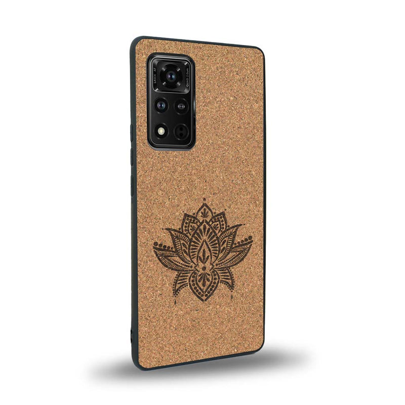 Coque de protection en bois véritable fabriquée en France pour Honor V40 sur le thème de la nature et du yoga avec une gravure zen représentant une fleur de lotus