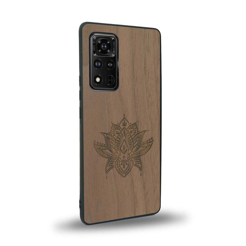 Coque de protection en bois véritable fabriquée en France pour Honor V40 sur le thème de la nature et du yoga avec une gravure zen représentant une fleur de lotus