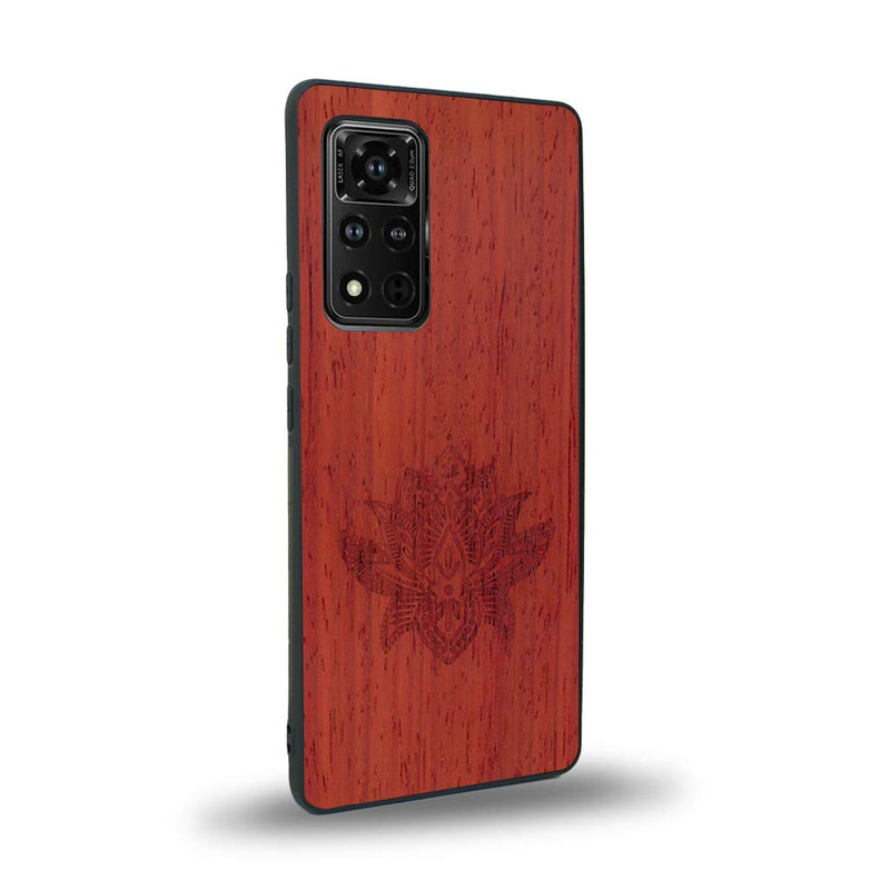 Coque de protection en bois véritable fabriquée en France pour Honor V40 sur le thème de la nature et du yoga avec une gravure zen représentant une fleur de lotus