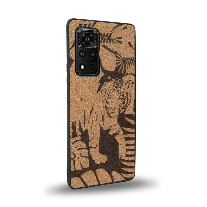 Coque de protection en bois véritable fabriquée en France pour Honor V40 sur le thème de la nature et des animaux représentant un tigre dans la jungle entre des fougères