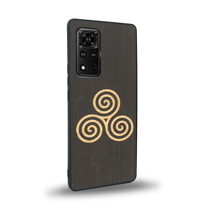 Coque de protection en bois véritable fabriquée en France pour Honor V40 alliant du chêne fumé et du bambou et doré représentant un triskell