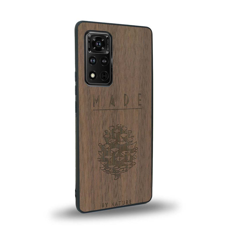 Coque de protection en bois véritable fabriquée en France pour Honor V40 sur le thème de la nature et des arbres avec une gravure représentant une pomme de pin et la phrase "made by nature"