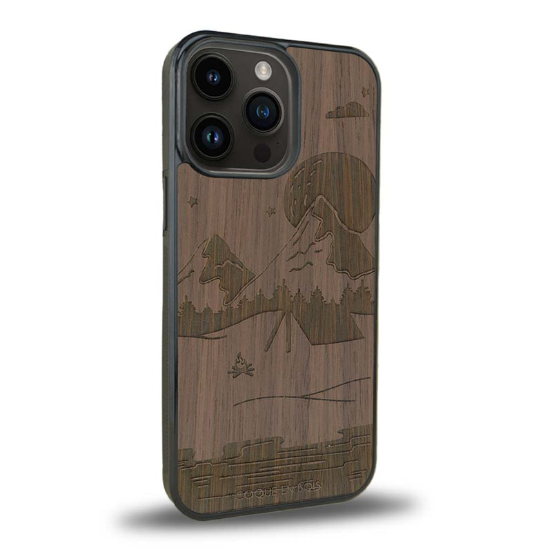 Coque iPhone 13 Pro + MagSafe® - Le Campsite - Coque en bois