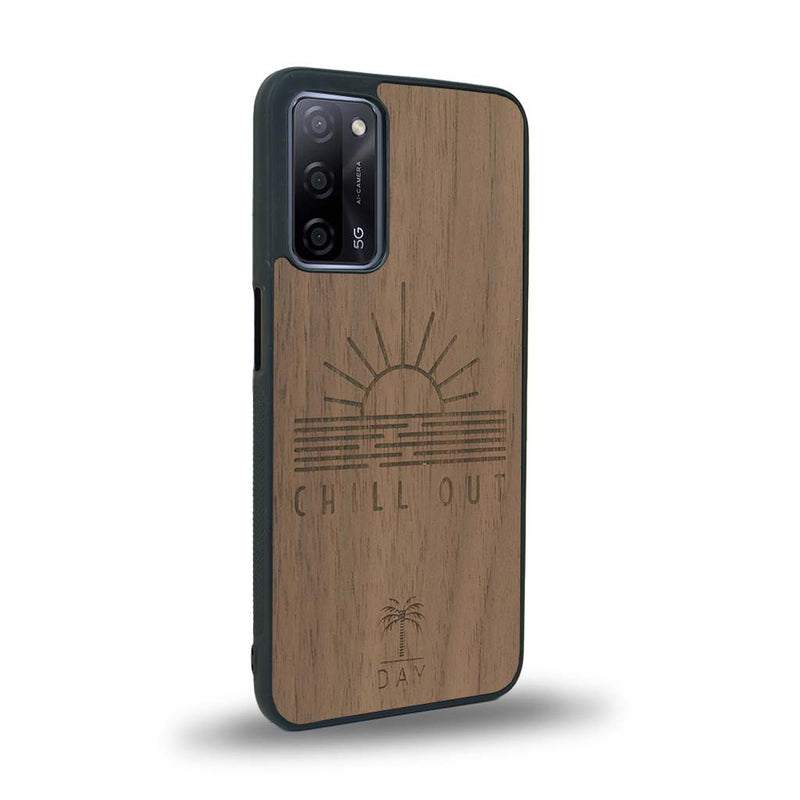 Coque de protection en bois véritable fabriquée en France pour Oppo A55 5G sur le thème chill avec un motif représentant un couché de soleil sur l'océan et la phrase "Chill out"