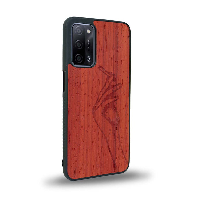 Coque de protection en bois véritable fabriquée en France pour Oppo A55 5G représentant une main de femme tenant une cigarette de type line art en collaboration avec l'artiste Maud Dabs