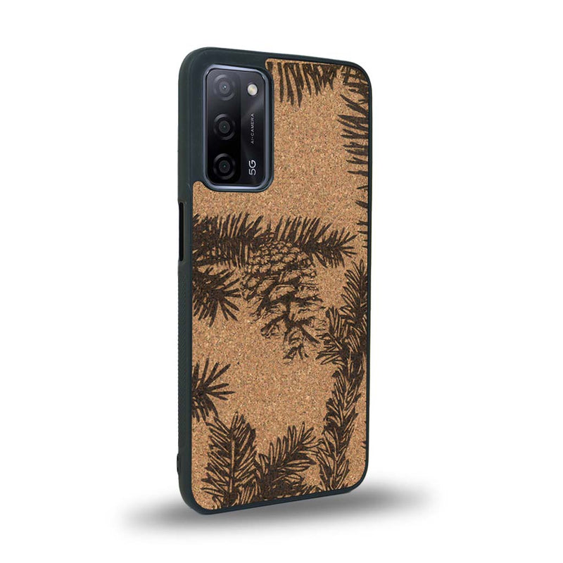 Coque de protection en bois véritable fabriquée en France pour Oppo A55 5G sur le thème de la nature des arbres avec un motif de gravure représentant des épines de sapin et des pommes de pin