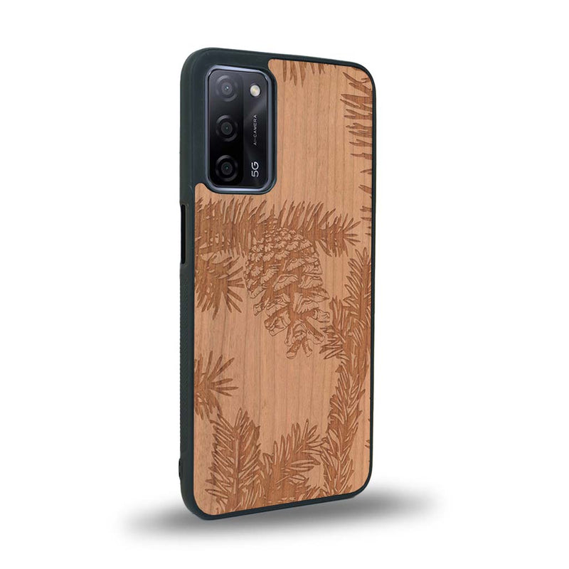 Coque de protection en bois véritable fabriquée en France pour Oppo A55 5G sur le thème de la nature des arbres avec un motif de gravure représentant des épines de sapin et des pommes de pin