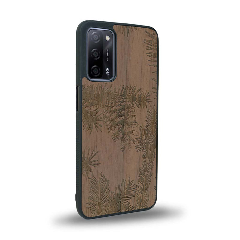 Coque de protection en bois véritable fabriquée en France pour Oppo A55 5G sur le thème de la nature des arbres avec un motif de gravure représentant des épines de sapin et des pommes de pin