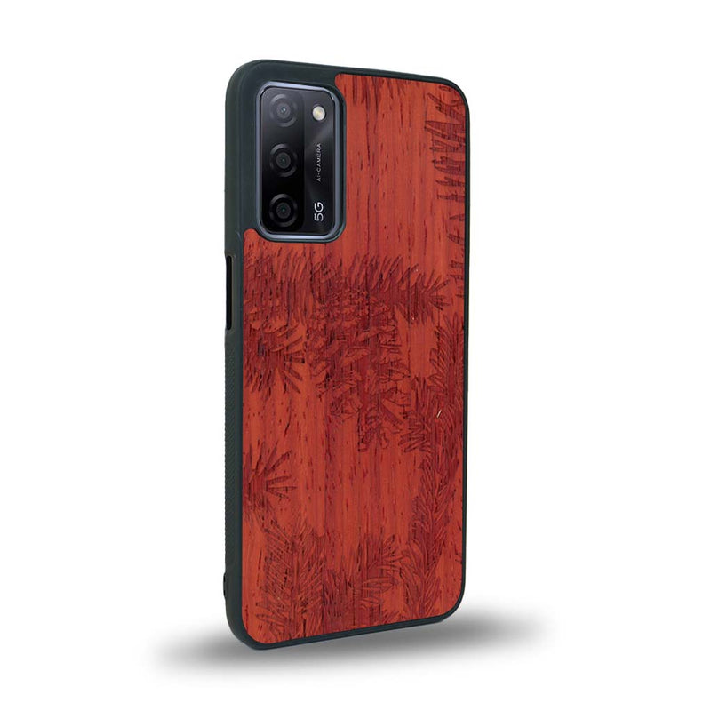 Coque de protection en bois véritable fabriquée en France pour Oppo A55 5G sur le thème de la nature des arbres avec un motif de gravure représentant des épines de sapin et des pommes de pin