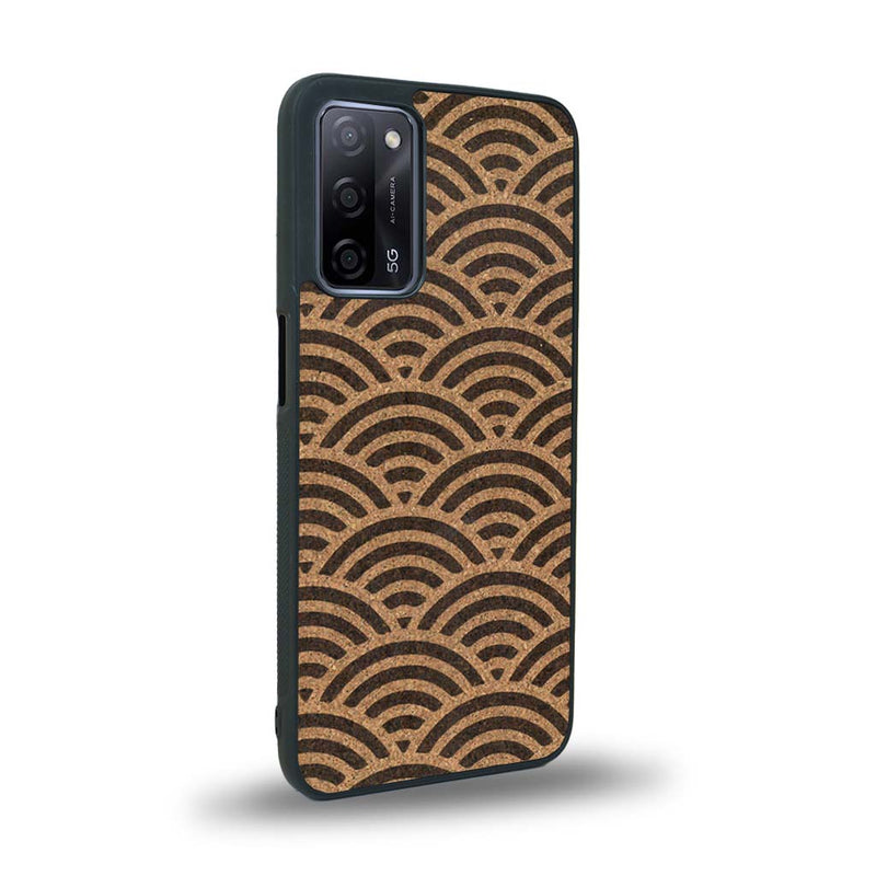 Coque de protection en bois véritable fabriquée en France pour Oppo A55 5G baptisée "La Sinjak" avec un motif de gravure abstrait représentant la répétition d'un symbole wifi